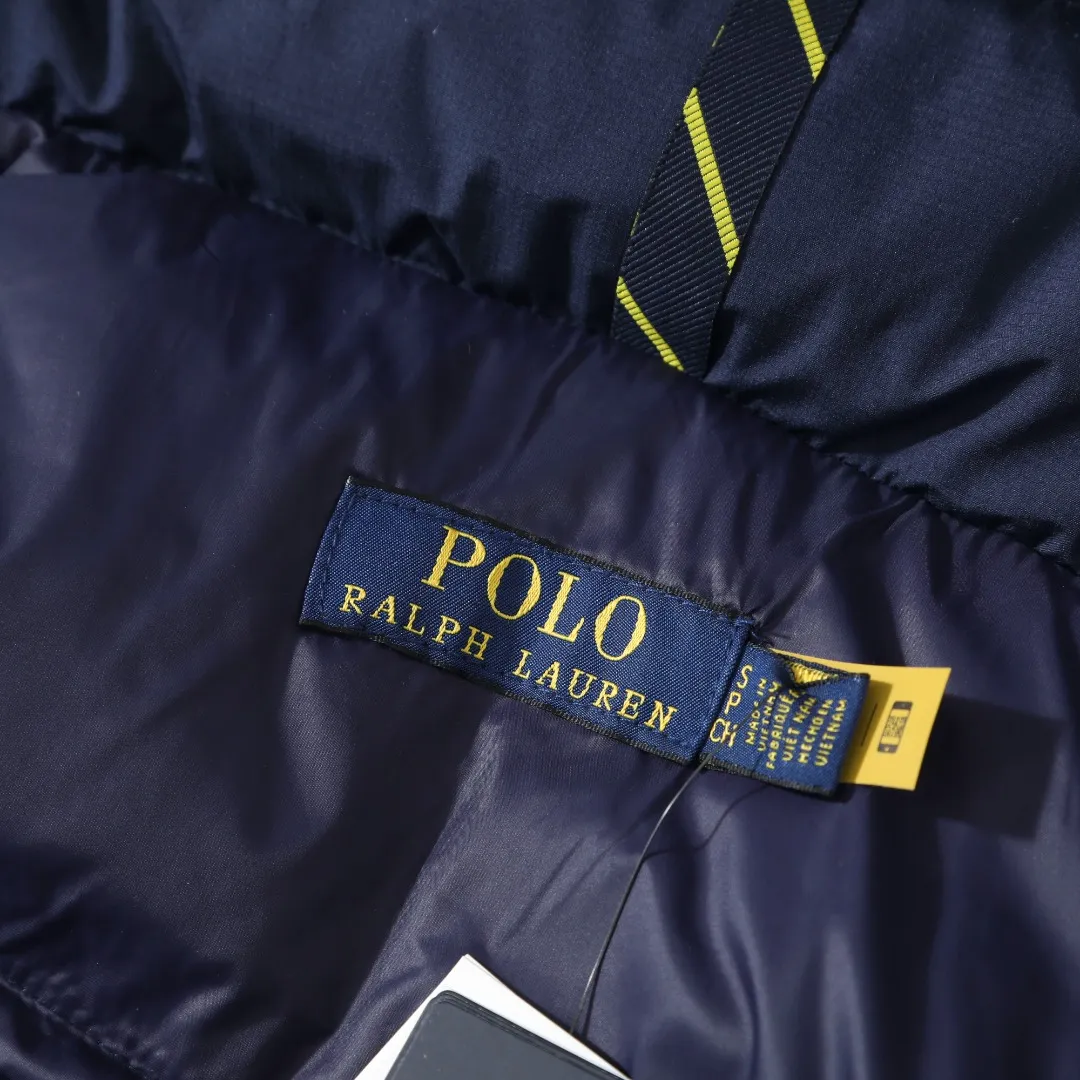P660 #R54 Ralph Lauren/Ralph Lauren hooded down jacket (top quality, feel free to compare), using imported Barudan embroidery machine, carefully crafted with thousands of needles electric embroidery technology. Imported No. 7 needles and special embroidery thread ensure that every letter of the polo logo is full, three-dimensional and clear, creating the "most expensive embroidery logo" that can be called a work of art. Top-notch velvet core, luxurious warmth. Filled with national standard 80% high-quality white duck down, bringing excellent thermal insulation performance. At the same time, it is lightweight and can quickly regain its fluffiness after compression, bringing you a warm embrace without burden and resisting the harsh winter. Technical fabrics, no fear of wind and snow •Long-lasting fluffy and shape-retaining: High-quality filling ensures that the down jacket is not easy to stiffen and keeps you warm for a long time. •Strict anti-velvet technology: Using 400T gall fabric with pinhole retraction technology, it fundamentally eliminates the phenomenon of velvet leakage and makes wearing more secure. •All-round protective experience: Windproof and waterproof matte fabric, combined with an adjustable hem with a built-in drawstring buckle, can effectively lock in temperature and cold, and cope with changeable weather. Perfect details, creating a classic •Original electroplated YK zipper, smooth and durable, with brand texture highlighted in every detail. •Detachable hood design, one garment can be worn multiple times to meet different occasions and outfit needs. •Original hangtag and washed label, quality guaranteed. Five colors come together for couples to enjoy together: black is cool, beige is gentle, navy is calm, khaki is retro, and green is fresh. Available in five colors, the same style for men and women, it can be worn perfectly as a couple's outfit or a personalized item, becoming an indispensable fashion equipment on the streets in winter. Color: black, khaki, navy blue, army green, beige Size: S M L 66 67